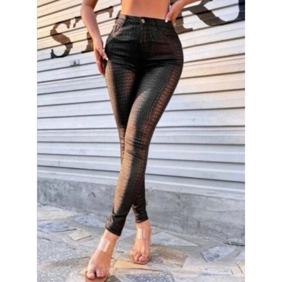 A Slant Pocket Crocodile Emboseed Skinny Pants - Picture 2 of 5